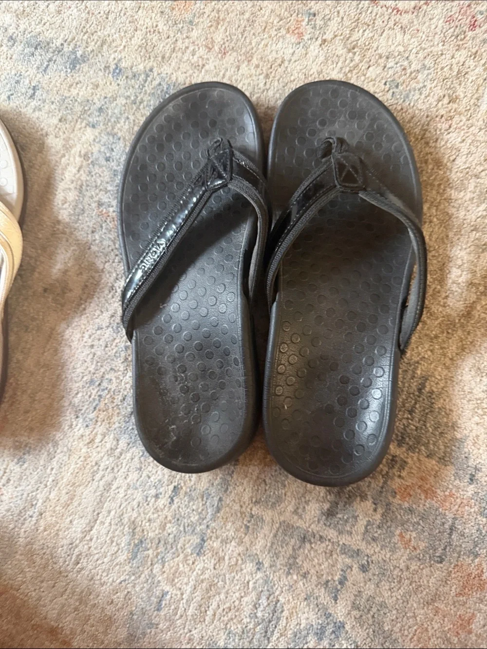2 pair of Vionic Sandals Flip Flops in Black and Cream
